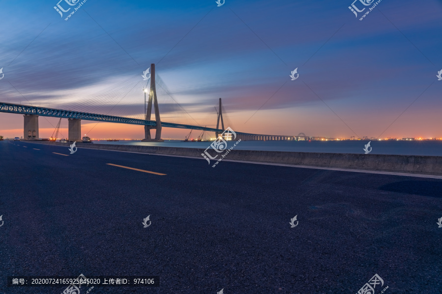 横跨长江的苏通大桥和柏油马路