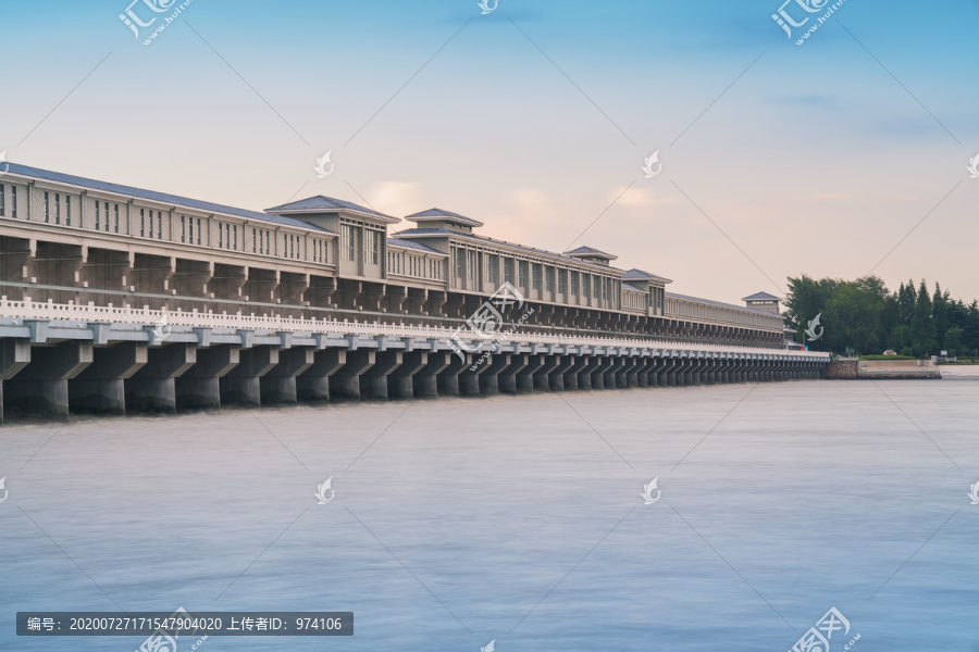 淮河上的扬州万福大坝桥梁和风光