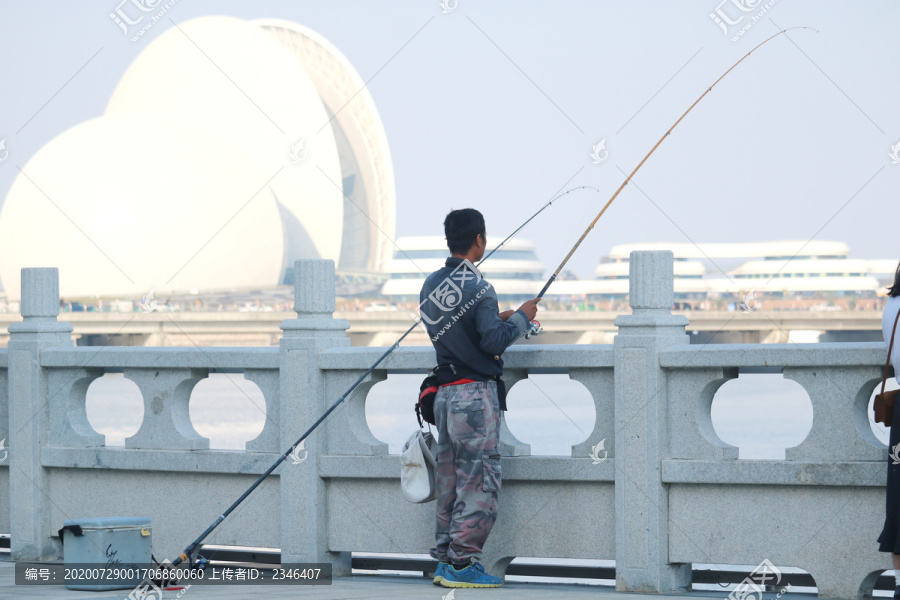 珠海市大剧院日月贝钓鱼人图片