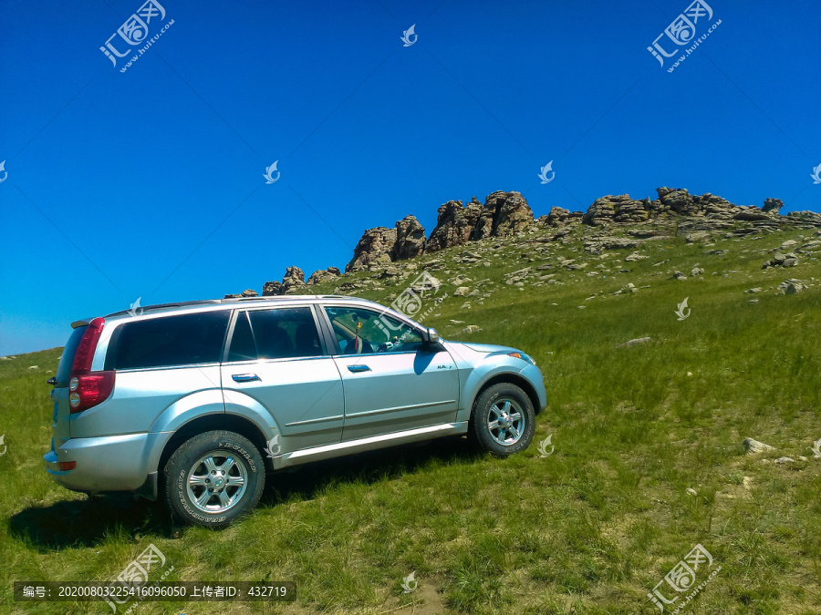 草原山坡越野车