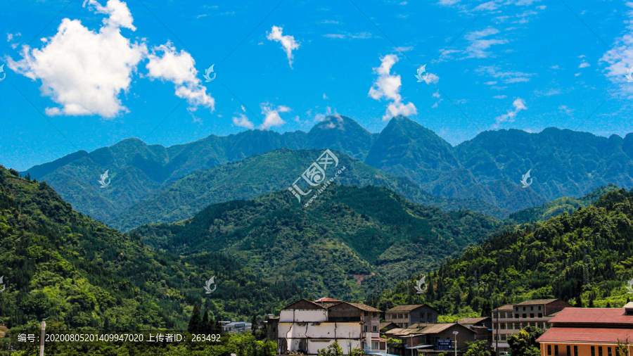 山峦起伏的乡村风光