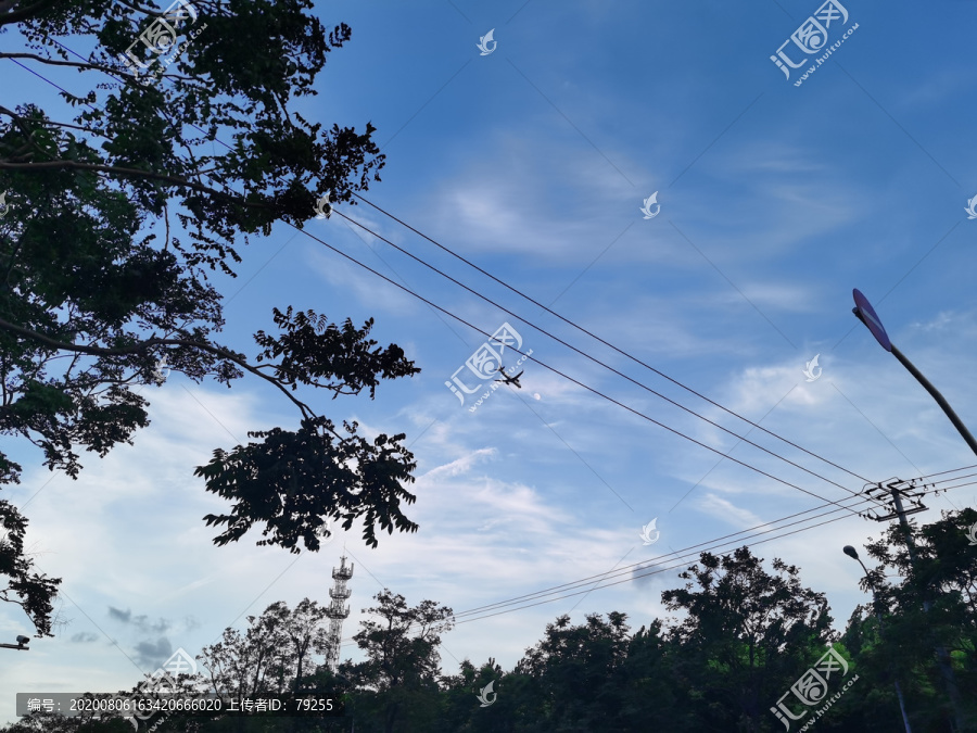 飞机飞过的天空