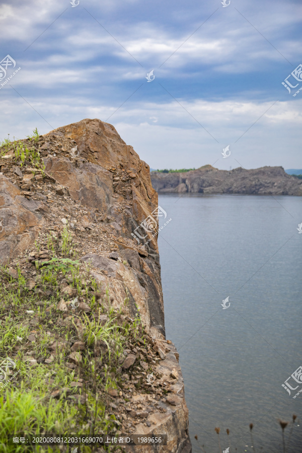 山体与湖泊