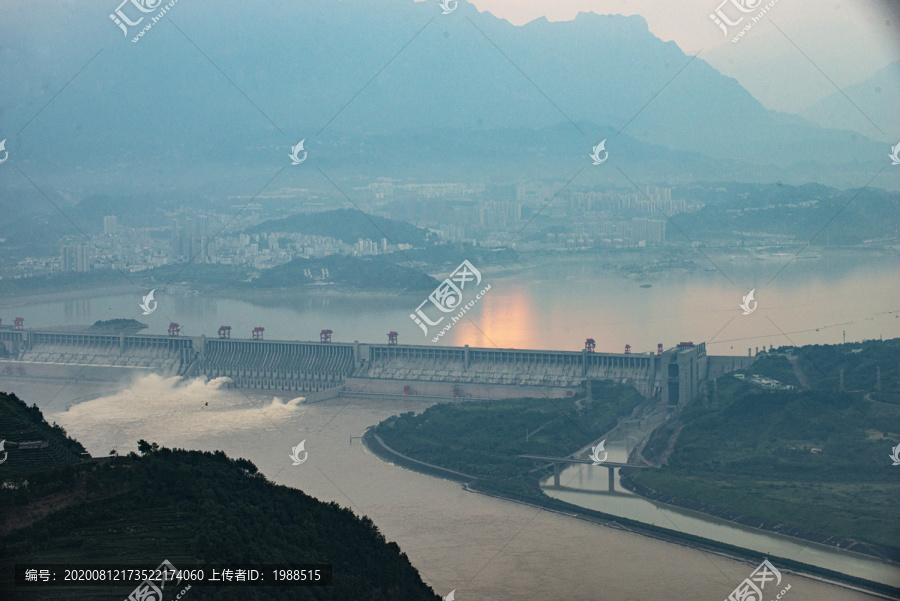 晚霞下的三峡大坝