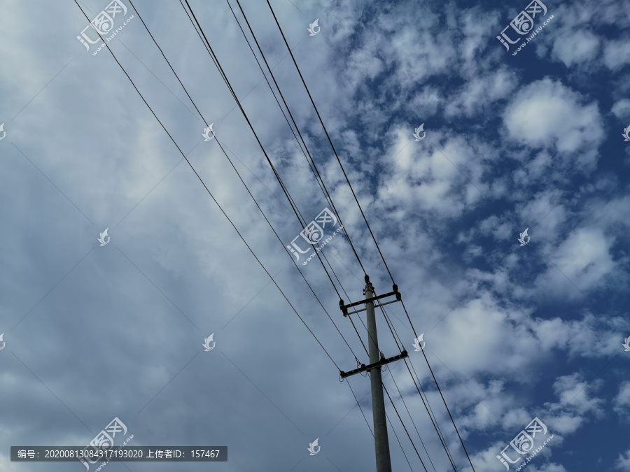 蓝天白云下的电线杆