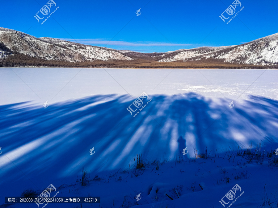 冰雪覆盖湖面