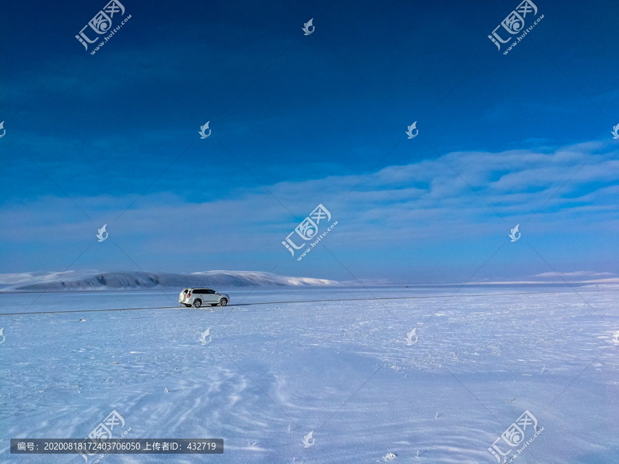 茫茫雪原越野车