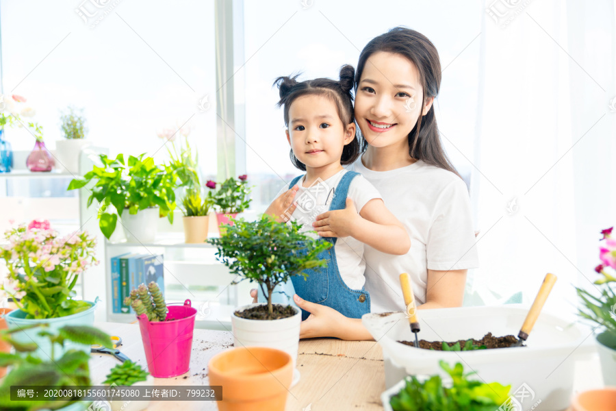 快乐的母女俩在家种植盆栽