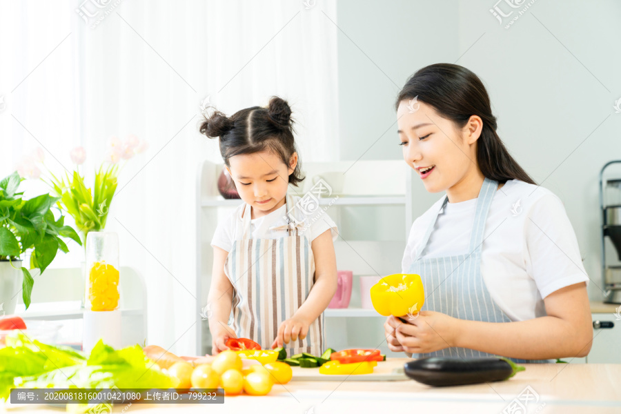 妈妈和女儿一起做饭