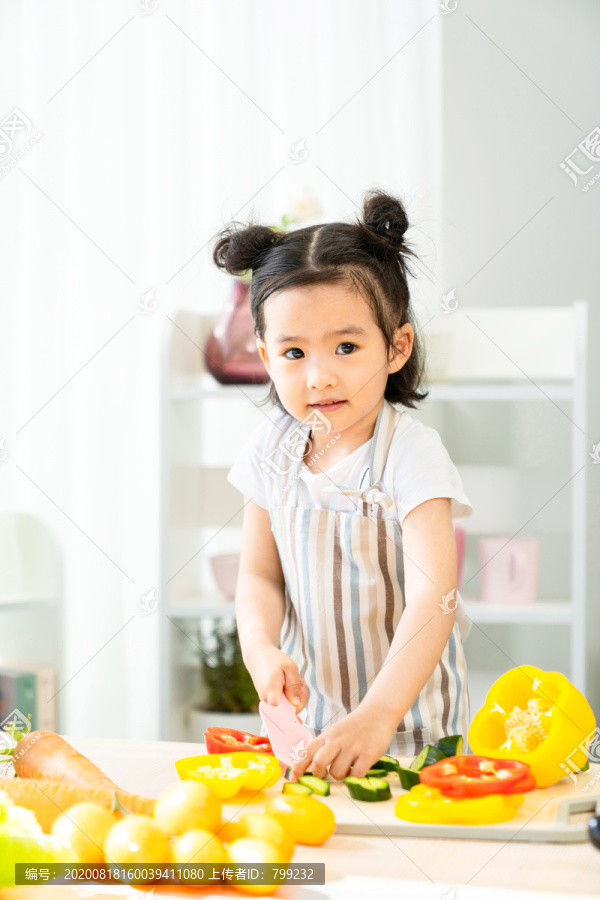 快乐的小女孩在家做饭