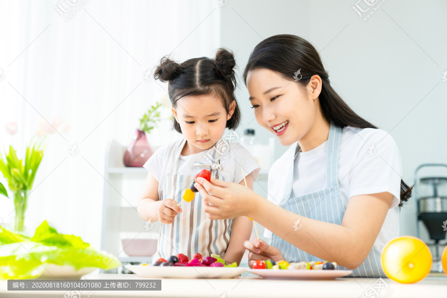 妈妈和女儿一起做水果色拉