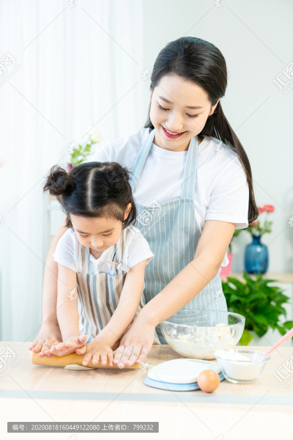 妈妈和女儿一起做烘焙