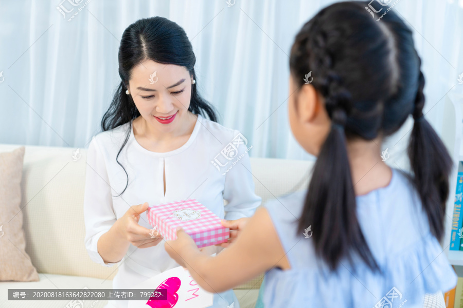 女儿送妈妈礼物