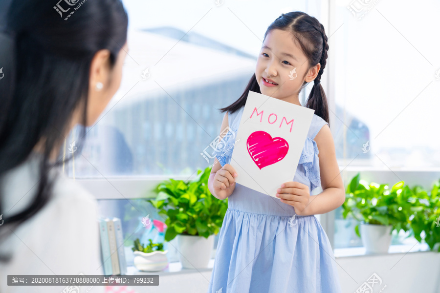 女儿送妈妈礼物