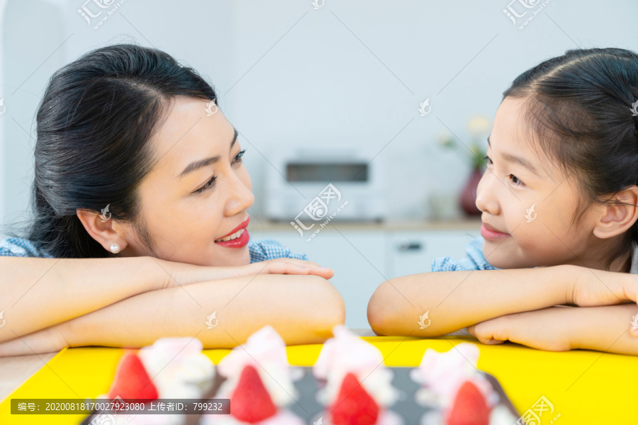 快乐的年轻母女一起制作糕点