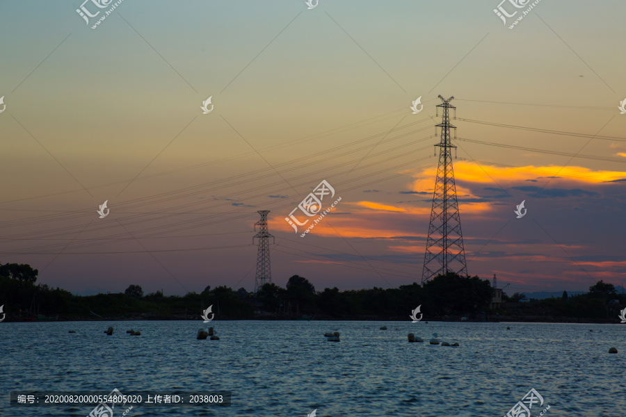 夕阳下的高压电线