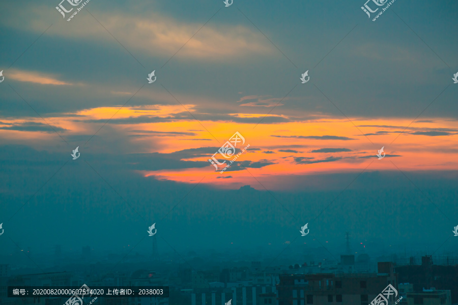 雾霾城市上空的那一抹夕阳