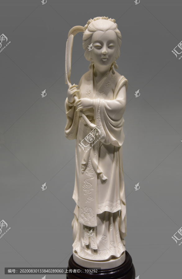 古代仕女主题的象牙雕塑