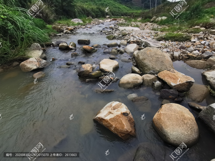 山涧溪流