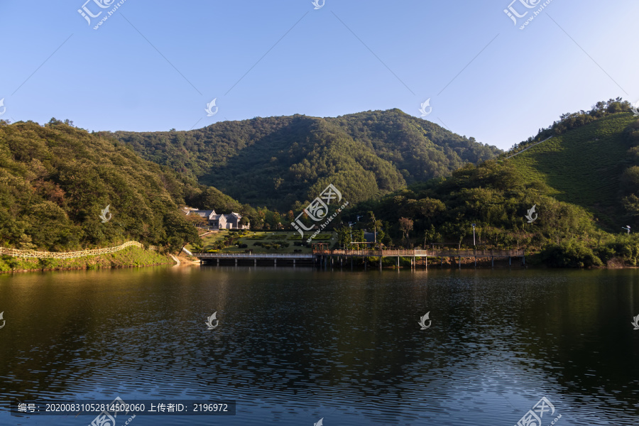 湖光山色小山村