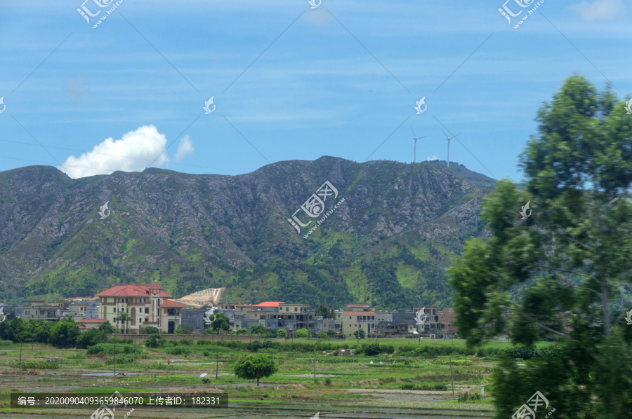 大山下的村落景色