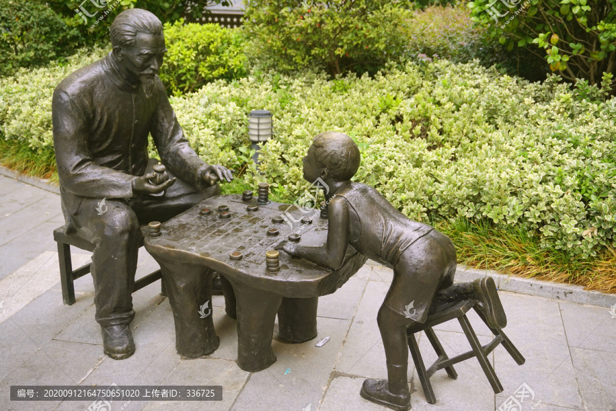 下象棋的老人儿童塑像