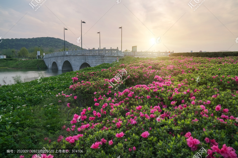 中国苏州公园的石拱桥和自然风光
