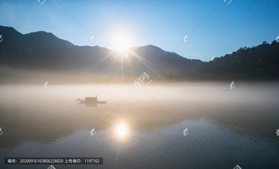 晨曦中的渔船
