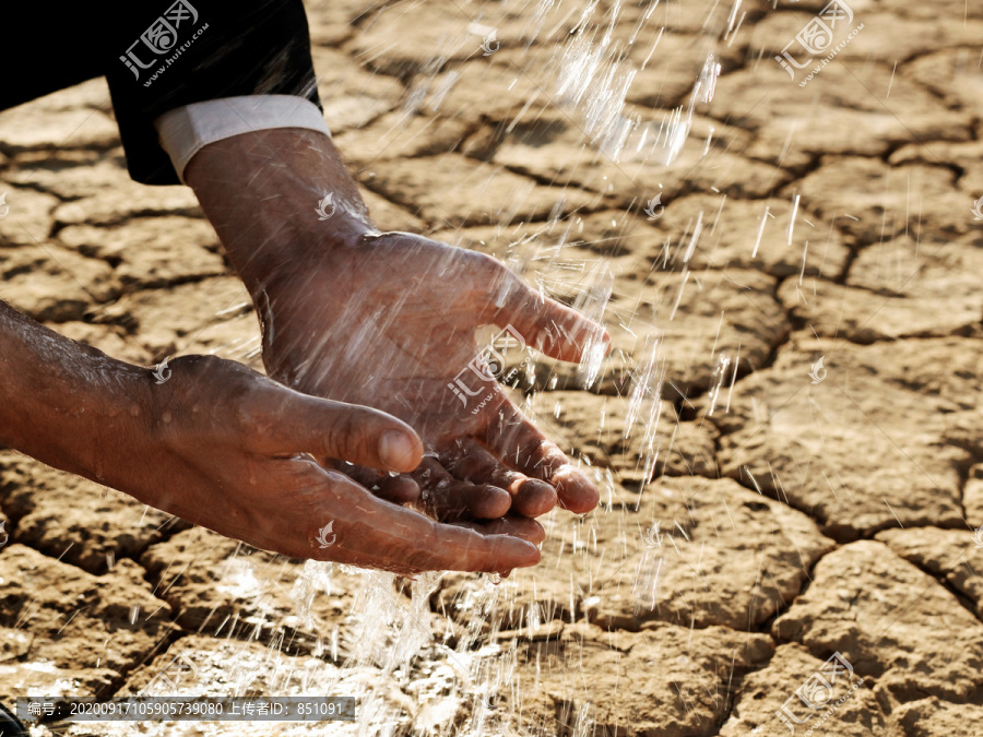 在沙漠干旱中洗手的商人