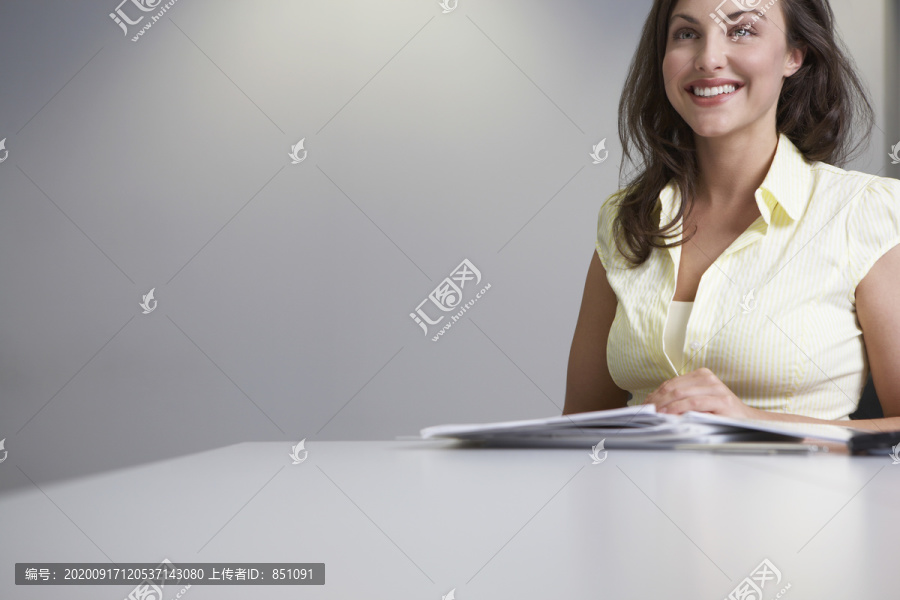 坐在桌子旁微笑的女人
