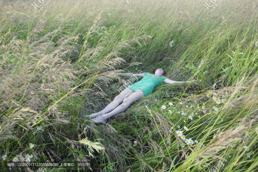 躺在草丛里的女人