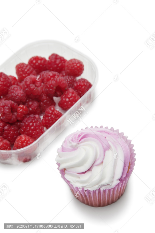 树莓和纸杯蛋糕