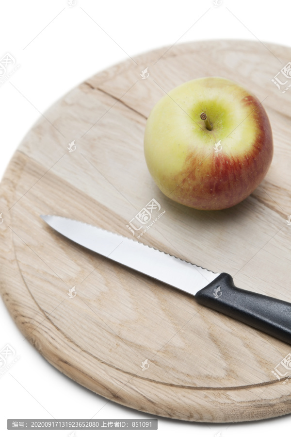 木板上的苹果和刀