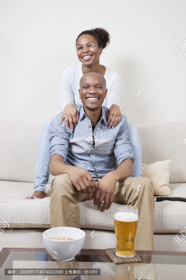 沙发上的年轻情侣
