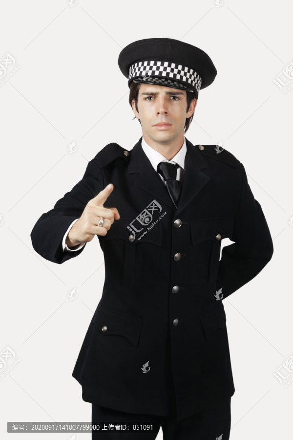 自信的警官的肖像