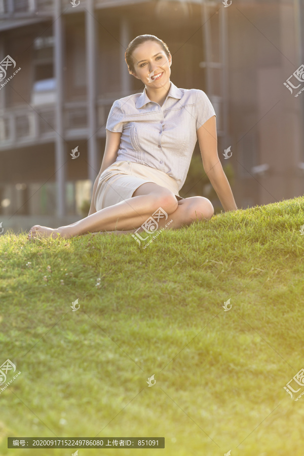 草坪上休闲的年轻女商人
