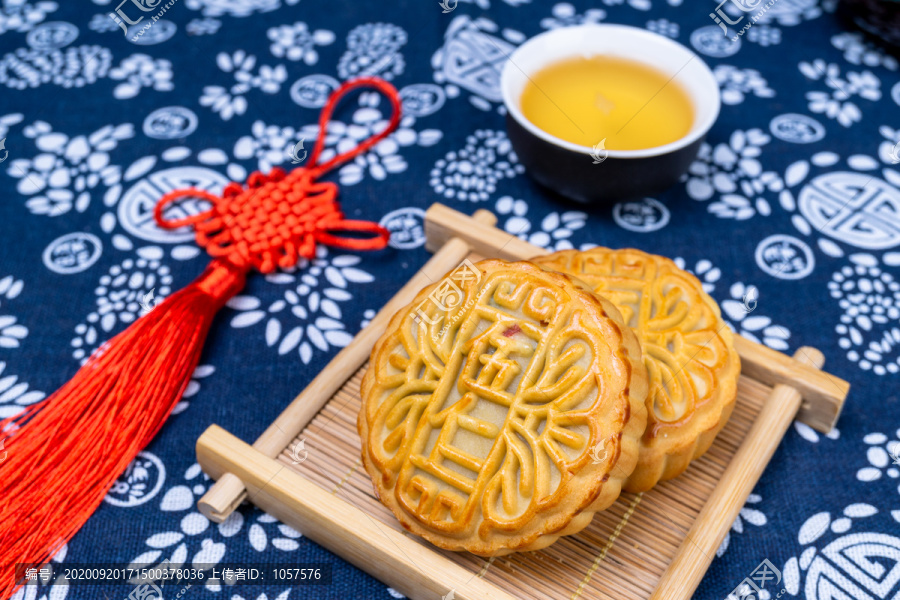 中秋节青花背景中国风月饼