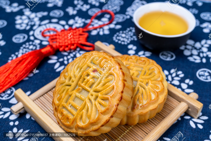 中秋节青花背景中国风月饼