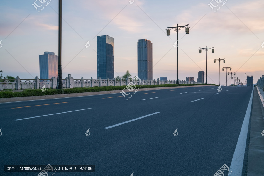 中国无锡道路交通和城市天际线