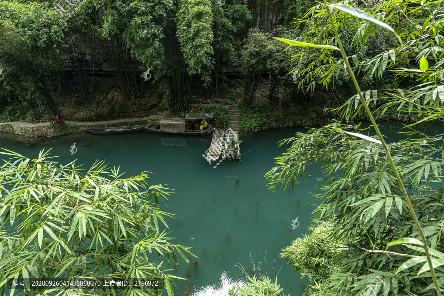 溪边竹林乌蓬船美景