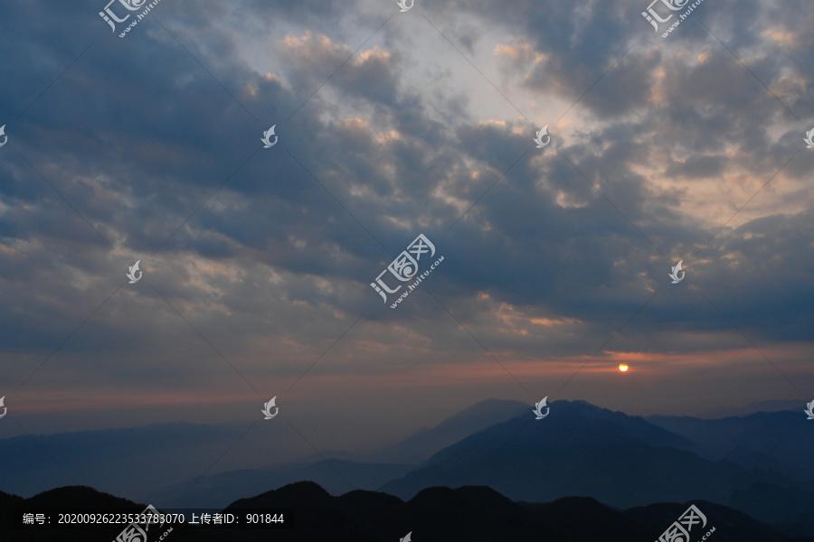 巫山梨子坪晚霞天空