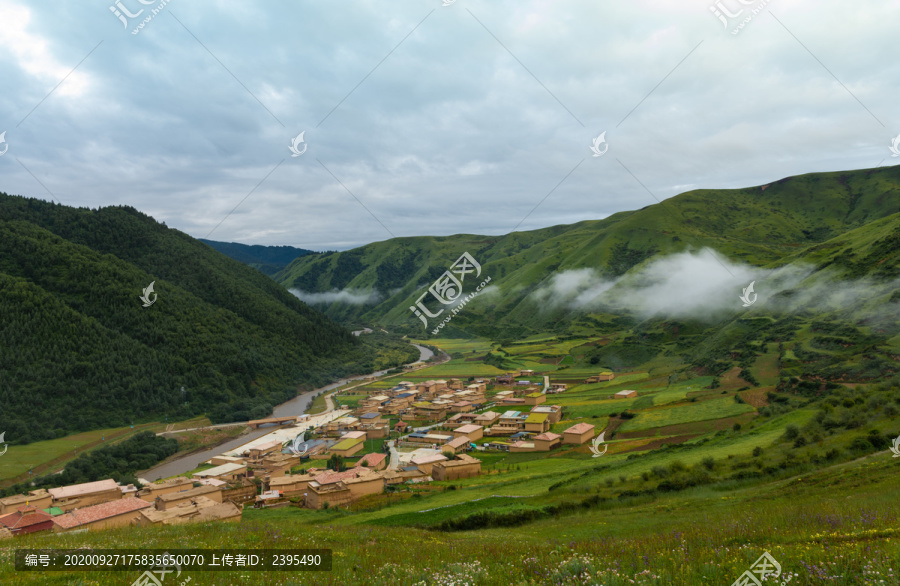 中国四川省阿坝县神座村的早晨