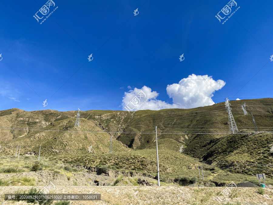 蓝天白云电线杆高山