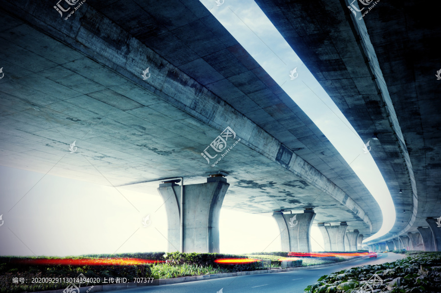 城市高架桥下方的公路