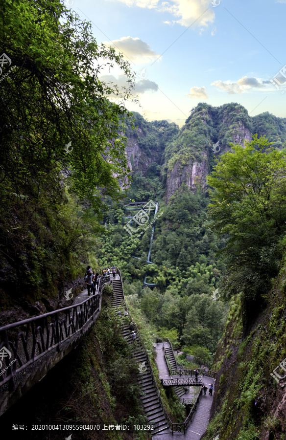 新昌穿岩十九峰景区风光