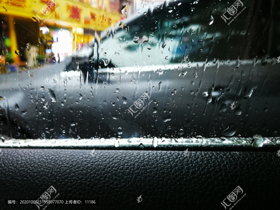 隔车窗拍摄雨景