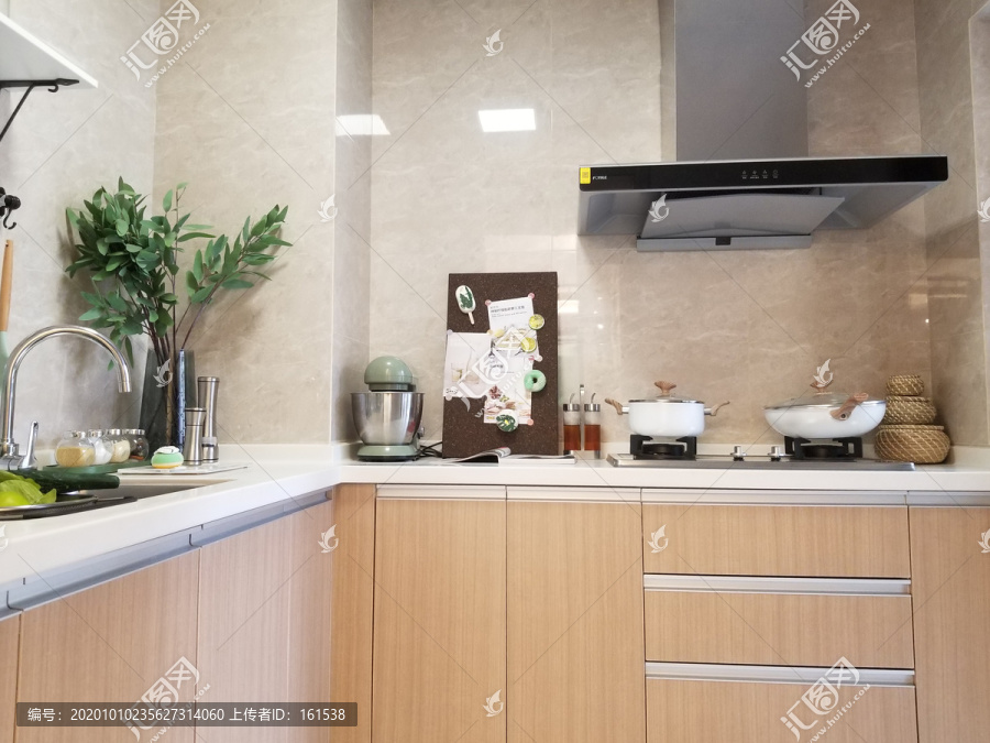 精装修的厨房样板间和橱柜