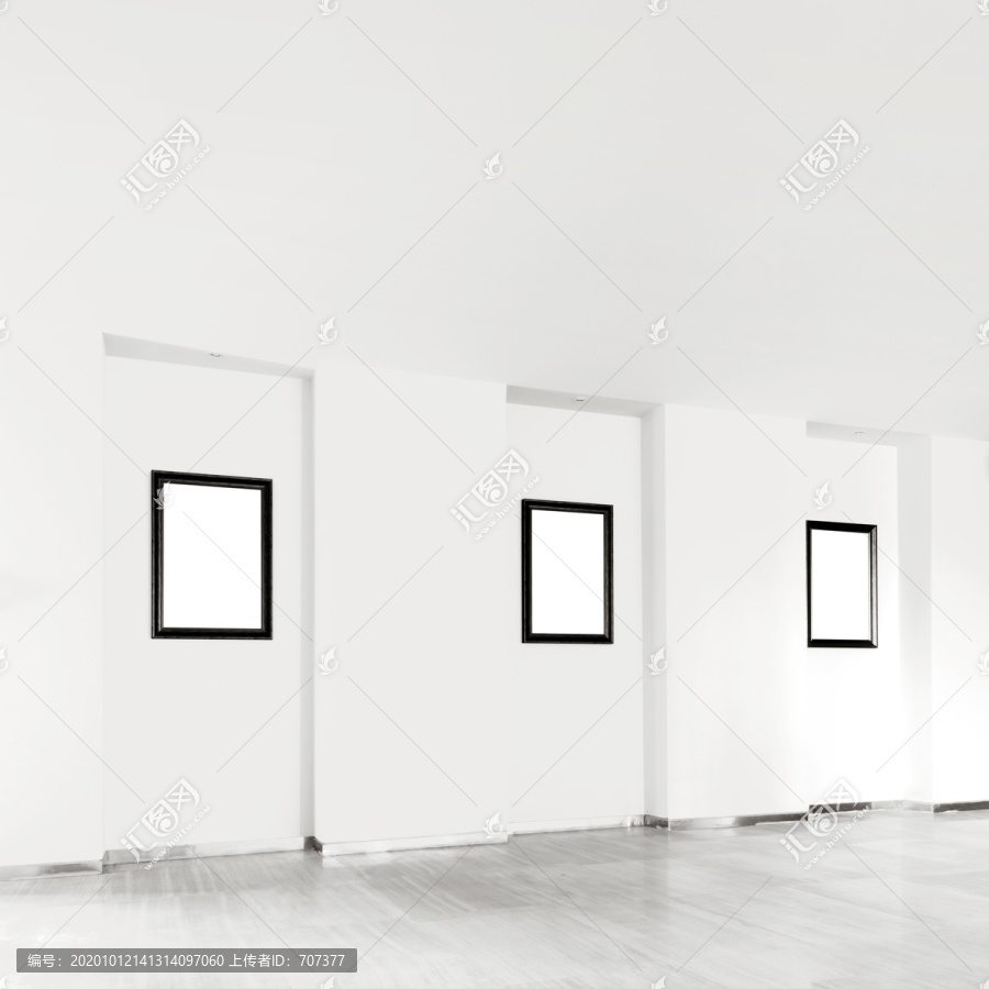 画廊的内部墙上的空框架