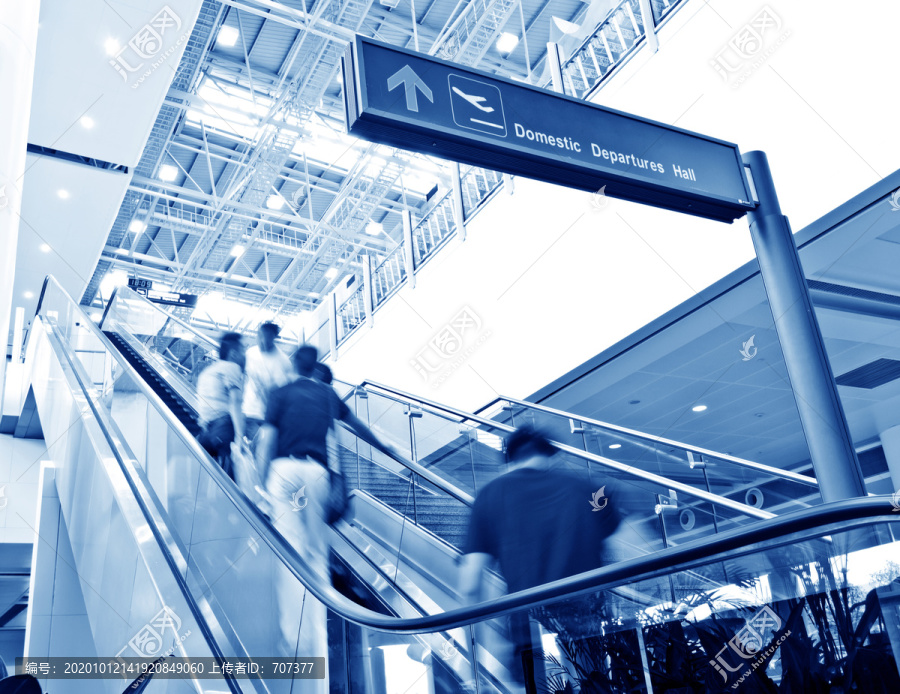上海机场航站楼自动扶梯和旅客