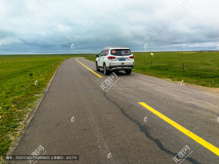 草原公路越野车